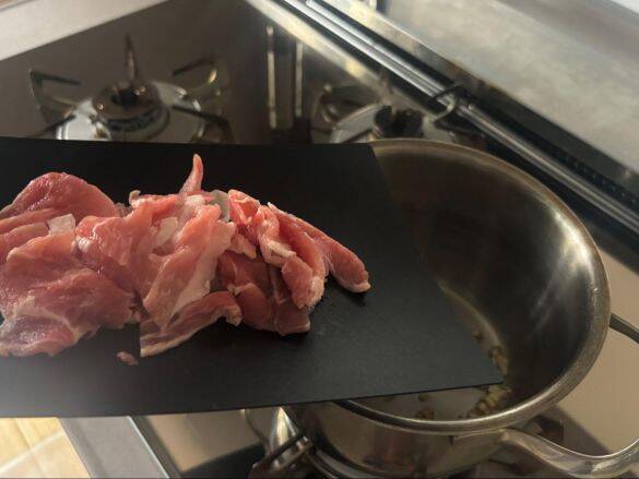 1枚あたり約27円！ダイソー「使い分けまな板シート」が優秀すぎる。調理中のプチストレスを解決