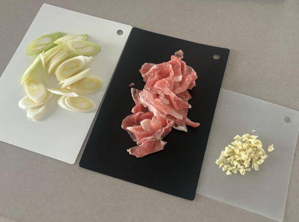 1枚あたり約27円！ダイソー「使い分けまな板シート」が優秀すぎる。調理中のプチストレスを解決