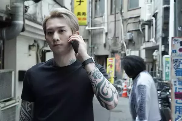 「全身に入れ墨びっしり…美しき35歳俳優が、ネトフリで“狂気の変貌”。「オス感足りない」は誤解だった」の画像