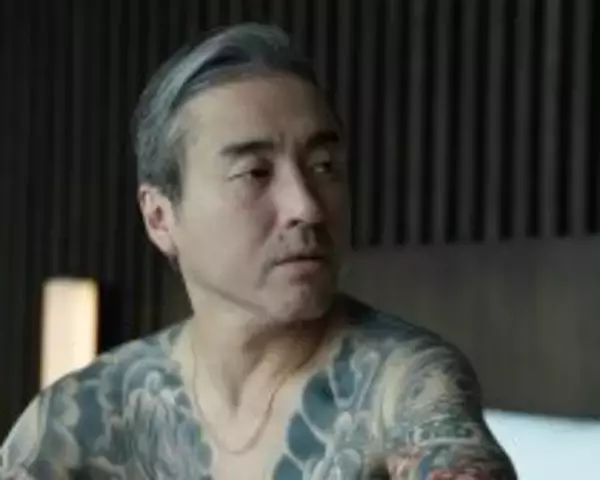 「全身に入れ墨びっしり…美しき35歳俳優が、ネトフリで“狂気の変貌”。「オス感足りない」は誤解だった」の画像