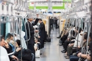 ニンニクくさっ！ 電車で唐揚げを食べる学生たちに困っていたら…派手めギャルの“意外な一言”で空気が一変
