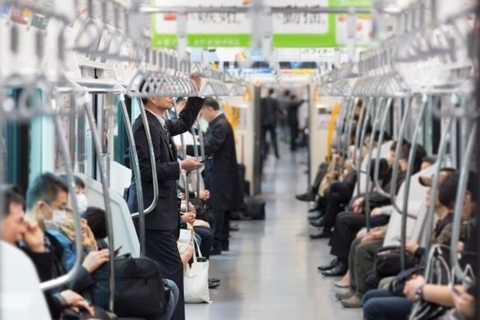 ニンニクくさっ…電車で唐揚げを食べる子どもたちを、注意できずに困っていたら。派手めギャルの“意外な一言”で空気が一変