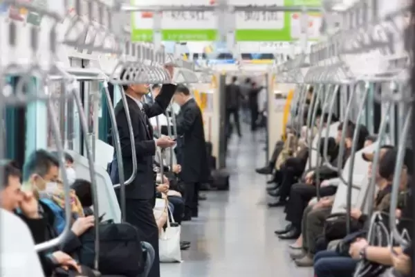 ニンニクくさっ…電車で唐揚げを食べる子どもたちを、注意できずに困っていたら。派手めギャルの“意外な一言”で空気が一変