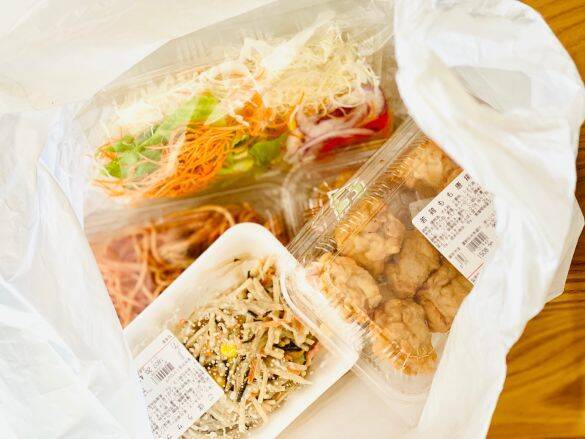 ニンニクくさっ…電車で唐揚げを食べる子どもたちを、注意できずに困っていたら。派手めギャルの“意外な一言”で空気が一変