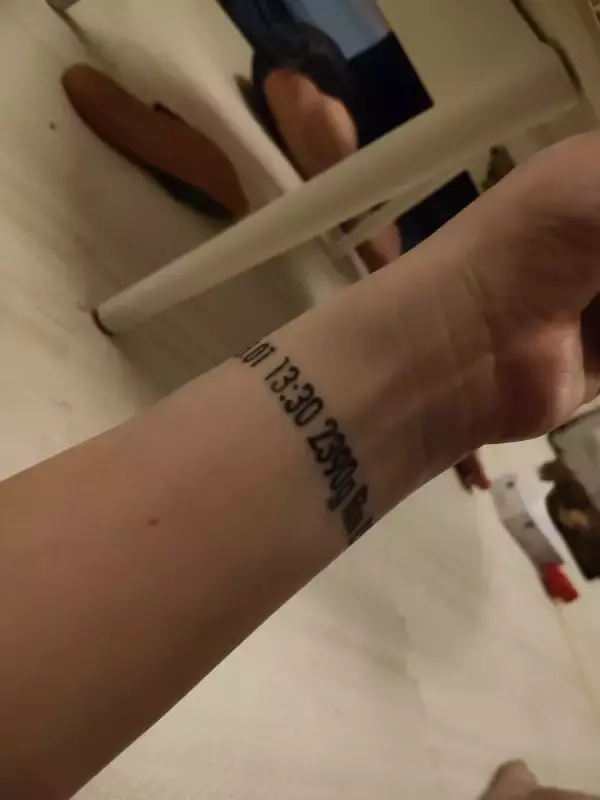 「かっこいい」「これだったら入れてみたい」双子ママの“手首のタトゥー”に驚き！実用的すぎるその内容は