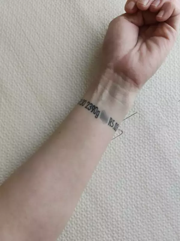 「「かっこいい」「これだったら入れてみたい」双子ママの“手首のタトゥー”に驚き！実用的すぎるその内容は」の画像