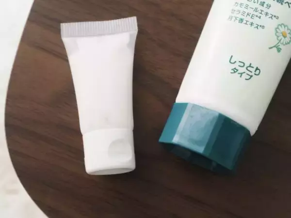 「バッグの中でハンドクリームが意外とかさばる問題→“4個入り”の100均アイテムで賢く解決！」の画像