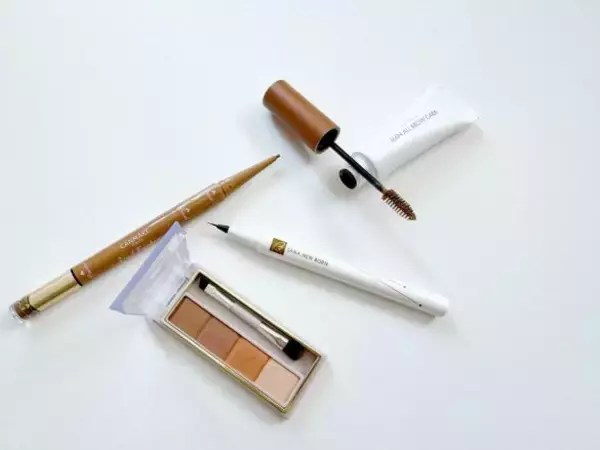 「最近増えてる「眉毛がなんか変な人」の特徴。意外と知らない“眉メイクの落とし穴”＜2025年最新版＞」の画像