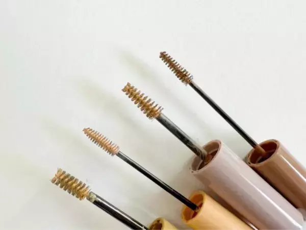 「最近増えてる「眉毛がなんか変な人」の特徴。意外と知らない“眉メイクの落とし穴”＜2025年最新版＞」の画像