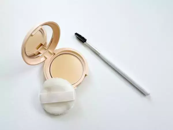 「最近増えてる「眉毛がなんか変な人」の特徴。意外と知らない“眉メイクの落とし穴”＜2025年最新版＞」の画像