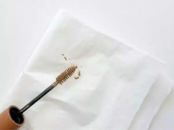 「最近増えてる「眉毛がなんか変な人」の特徴。意外と知らない“眉メイクの落とし穴”＜2025年最新版＞」の画像