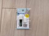 「もう「リップどこに消えた？」と慌てない！ セリアの“50円ホルダー”でバッグの定位置に」の画像1