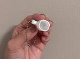 「もう「リップどこに消えた？」と慌てない！ セリアの“50円ホルダー”でバッグの定位置に」の画像2