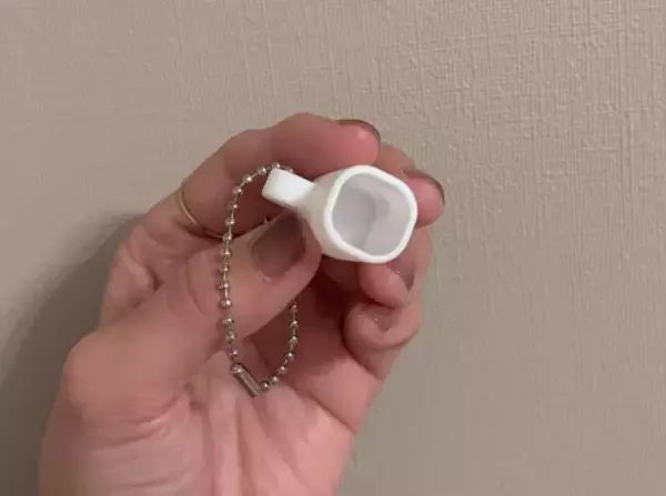 「もう「リップどこに消えた？」と慌てない！ セリアの“50円ホルダー”でバッグの定位置に」の画像