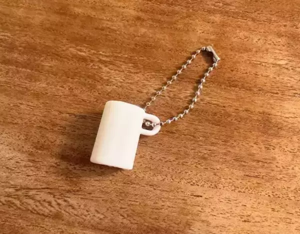 「もう「リップどこに消えた？」と慌てない！ セリアの“50円ホルダー”でバッグの定位置に」の画像