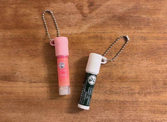もう「リップどこに消えた？」と慌てない！ セリアの“50円ホルダー”でバッグの定位置に