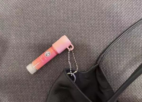 「もう「リップどこに消えた？」と慌てない！ セリアの“50円ホルダー”でバッグの定位置に」の画像