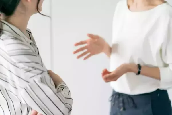 「帝王切開を「寝てたらパッと出されるだけの楽な出産」と笑う義母を、笑顔で黙らせた“隣人のひと言”とは？」の画像