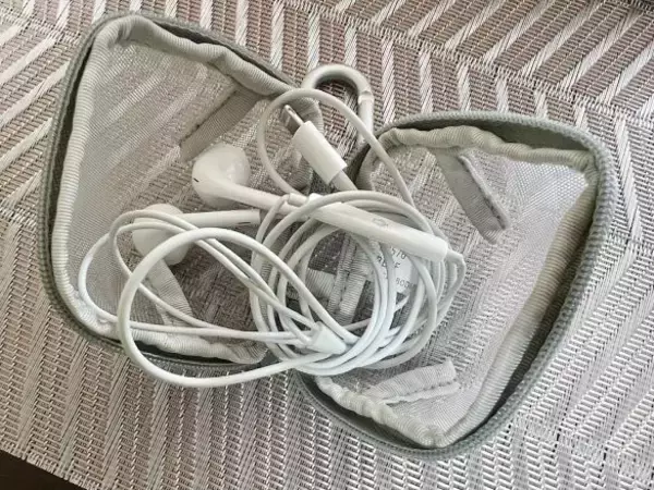 「使い方が謎…スルーしていた「無印良品590円ポーチ」→買ってみたら便利すぎて衝撃を受けたワケ」の画像