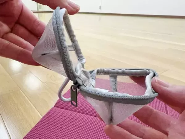 「使い方が謎…スルーしていた「無印良品590円ポーチ」→買ってみたら便利すぎて衝撃を受けたワケ」の画像