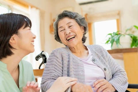 高齢者施設の義母を訪ねるたび、なんだか空気がおかしい…48歳嫁が後日知った“違和感の正体”