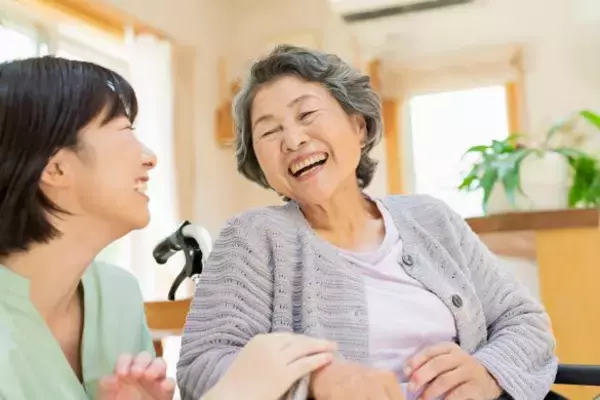 高齢者施設の義母を訪ねるたび、なんだか空気がおかしい…48歳嫁が後日知った“違和感の正体”