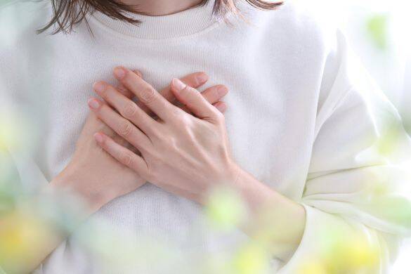 高齢者施設の義母を訪ねるたび、なんだか空気がおかしい…48歳嫁が後日知った“違和感の正体”