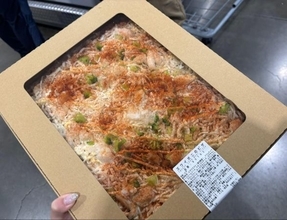 「1980円で高級食材がたっぷり！」“コストコ”新作ピザが衝撃の豪華さ。どこを食べても“ギッシリ”で最高だった