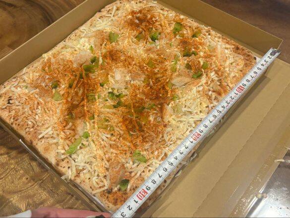 「1980円で高級食材がたっぷり！」“コストコ”新作ピザが衝撃の豪華さ。どこを食べても“ギッシリ”で最高だった