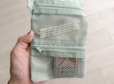 「「もう買えないかと…」セリアの“入手困難ポーチ”をやっと発見。110円で「3ポケット」コスメも薬もすっきり収納」の画像3