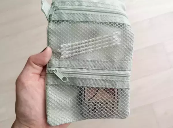 「「もう買えないかと…」セリアの“入手困難ポーチ”をやっと発見。110円で「3ポケット」コスメも薬もすっきり収納」の画像