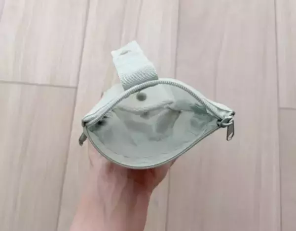 「「もう買えないかと…」セリアの“入手困難ポーチ”をやっと発見。110円で「3ポケット」コスメも薬もすっきり収納」の画像