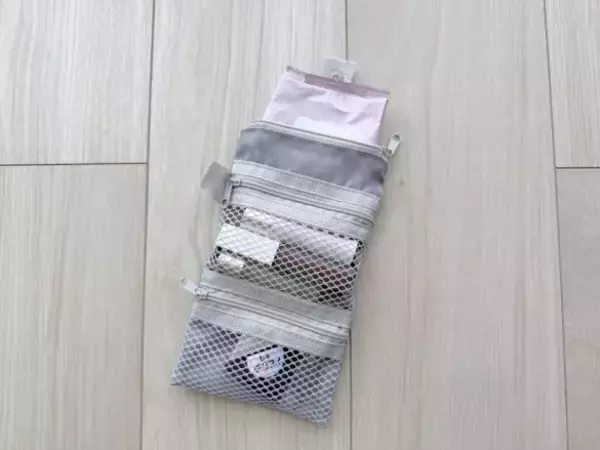 「「もう買えないかと…」セリアの“入手困難ポーチ”をやっと発見。110円で「3ポケット」コスメも薬もすっきり収納」の画像