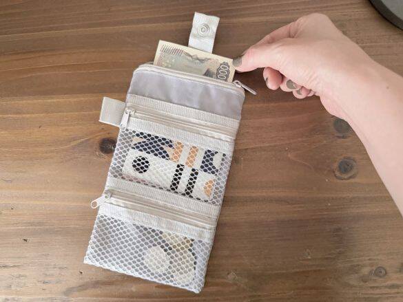 「もう買えないかと…」セリアの“入手困難ポーチ”をやっと発見。110円で「3ポケット」コスメも薬もすっきり収納