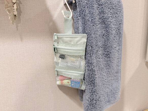 「もう買えないかと…」セリアの“入手困難ポーチ”をやっと発見。110円で「3ポケット」コスメも薬もすっきり収納