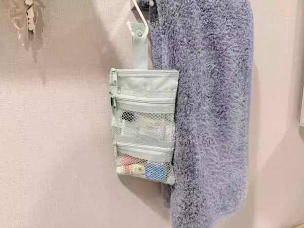 「「もう買えないかと…」セリアの“入手困難ポーチ”をやっと発見。110円で「3ポケット」コスメも薬もすっきり収納」の画像