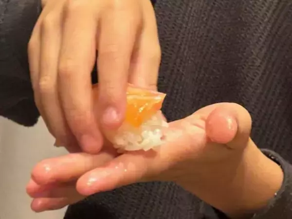 「押すだけでシャリ量産！330円の“寿司パーティ爆速化アイテム”使ったら楽しすぎた。年末年始に大活躍の3COINSアイテム」の画像