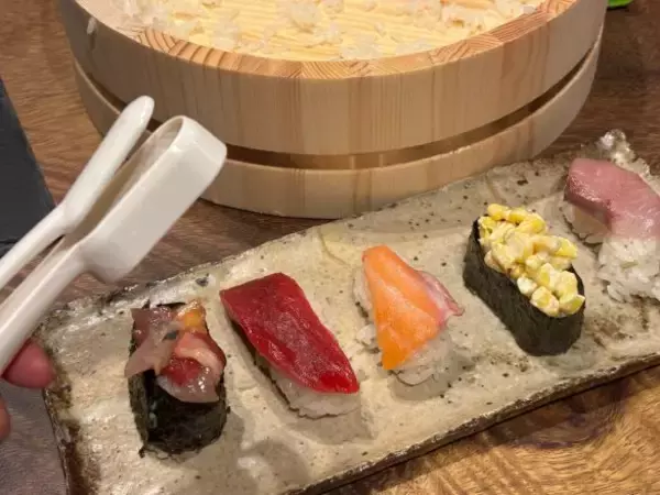 「押すだけでシャリ量産！330円の“寿司パーティ爆速化アイテム”使ったら楽しすぎた。年末年始に大活躍の3COINSアイテム」の画像