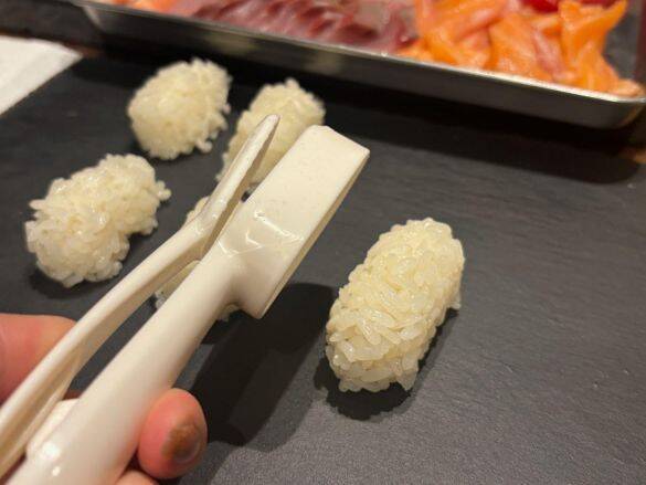 押すだけでシャリ量産！330円の“寿司パーティ爆速化アイテム”使ったら楽しすぎた。年末年始に大活躍の3COINSアイテム