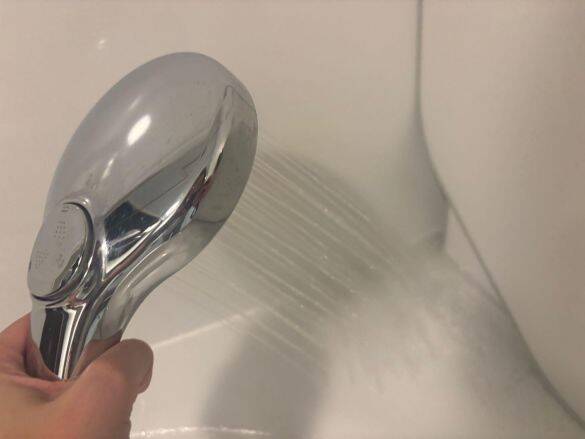 本当に100均?! お風呂のガンコ汚れが、まさかのキャンドゥ「330円の風呂掃除アイテム」でピカピカ！ コスパ最高の優秀さ