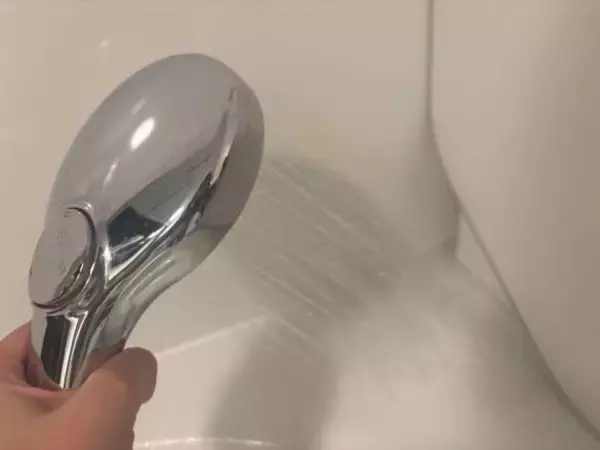 「本当に100均?! お風呂のガンコ汚れが、まさかのキャンドゥ「330円の風呂掃除アイテム」でピカピカ！ コスパ最高の優秀さ」の画像