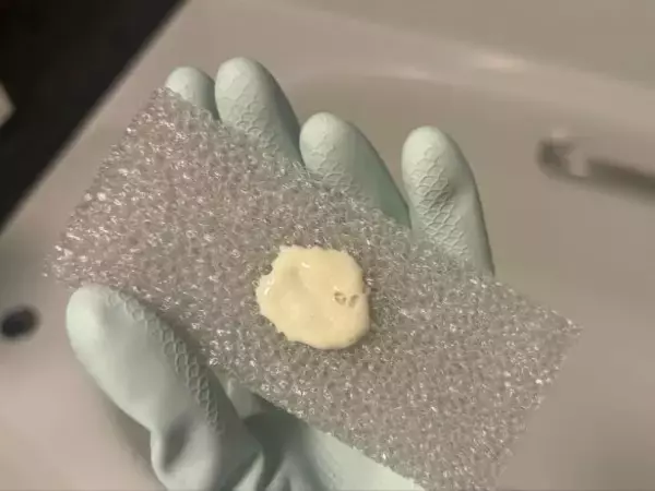 「本当に100均?! お風呂のガンコ汚れが、まさかのキャンドゥ「330円の風呂掃除アイテム」でピカピカ！ コスパ最高の優秀さ」の画像
