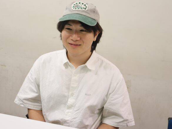 “友達2000人”の31歳芸人が明かす「出会う人みんなと仲良くなる才能」。全方向の愛されキャラが生まれるまで