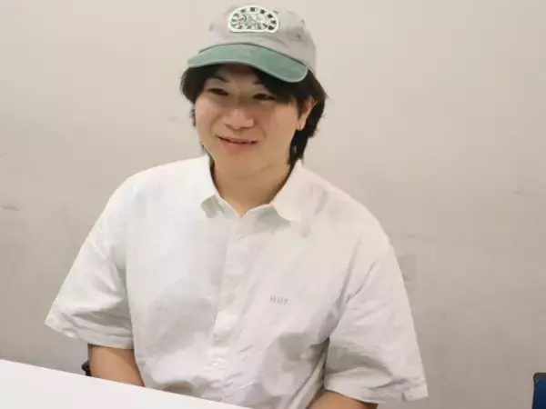 「“友達2000人”の31歳芸人が明かす「出会う人みんなと仲良くなる才能」。全方向の愛されキャラが生まれるまで」の画像