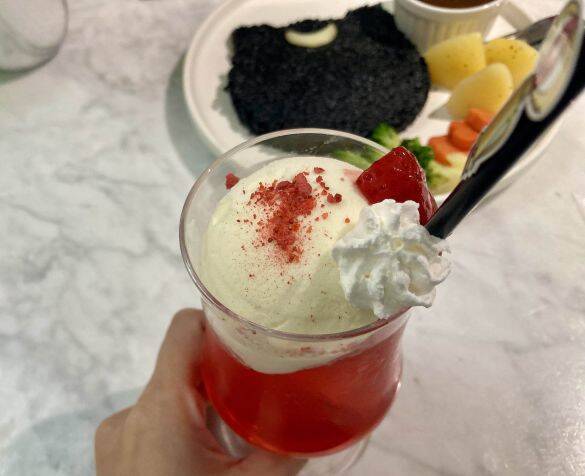 「公式が謝罪」話題の“セーラームーンカフェ”に行ってみた。“史上1番ひどい”という噂の真相は…