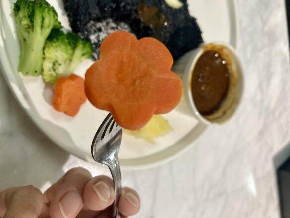 「公式が謝罪」話題の“セーラームーンカフェ”に行ってみた。“史上1番ひどい”という噂の真相は…