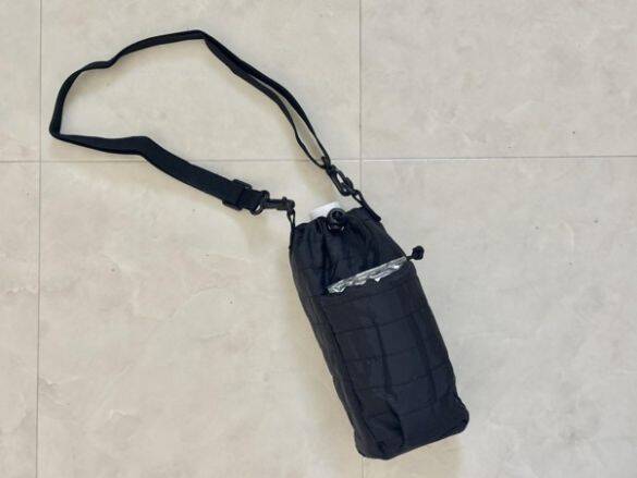 「バッグ持ちたくない日」に最適！キャンドゥ330円“ペットボトルカバー”が想像以上に身軽だった
