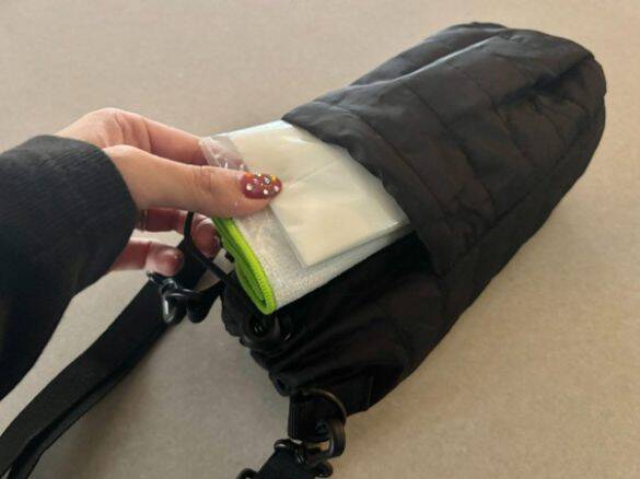 「バッグ持ちたくない日」に最適！キャンドゥ330円“ペットボトルカバー”が想像以上に身軽だった