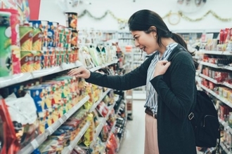 一見“健康的”だけど…コンビニで買ってはいけない「要注意おやつ」3つ。パッケージの裏で見るべき点は