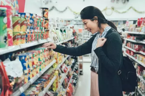 一見“健康的”だけど…コンビニで買ってはいけない「要注意おやつ」3つ。パッケージの裏で見るべき点は